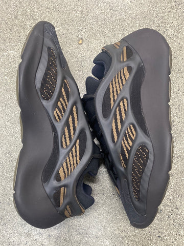 YEEZY 700 V3 CLAY BROWN SIZE 10 (WORN)